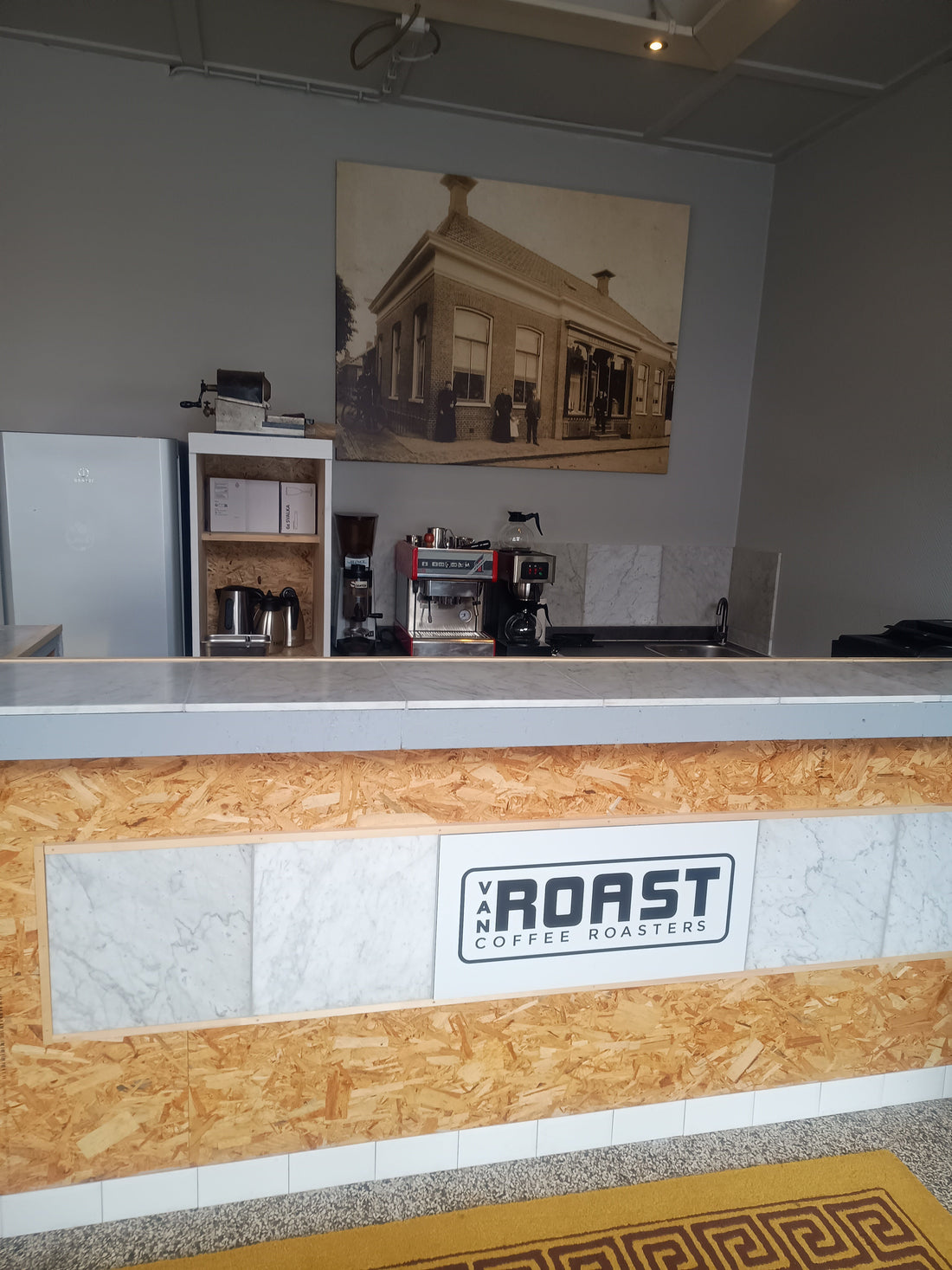 Van Drukinkt tot Koffiegeur: Onze Koffiebranderij in een Authentiek Pand