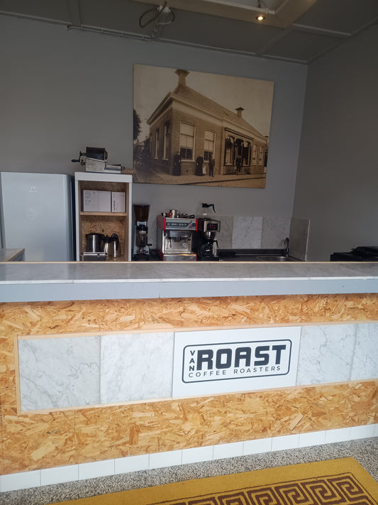 Van Drukinkt tot Koffiegeur: Onze Koffiebranderij in een Authentiek Pand